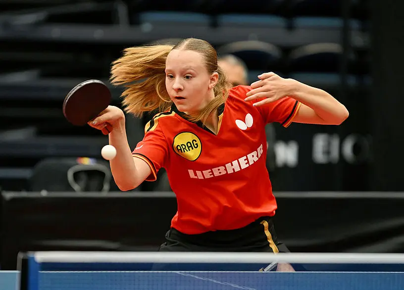 Melissa Bill beim Tischtennis mit dem Ball im Spiel